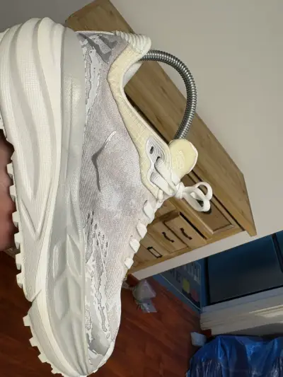 Zapatillas deportivas blancas Hoka con suela gruesa - miniatura 3