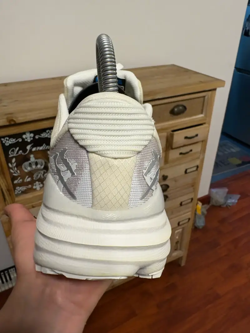 Zapatillas deportivas blancas Hoka con suela gruesa - 4
