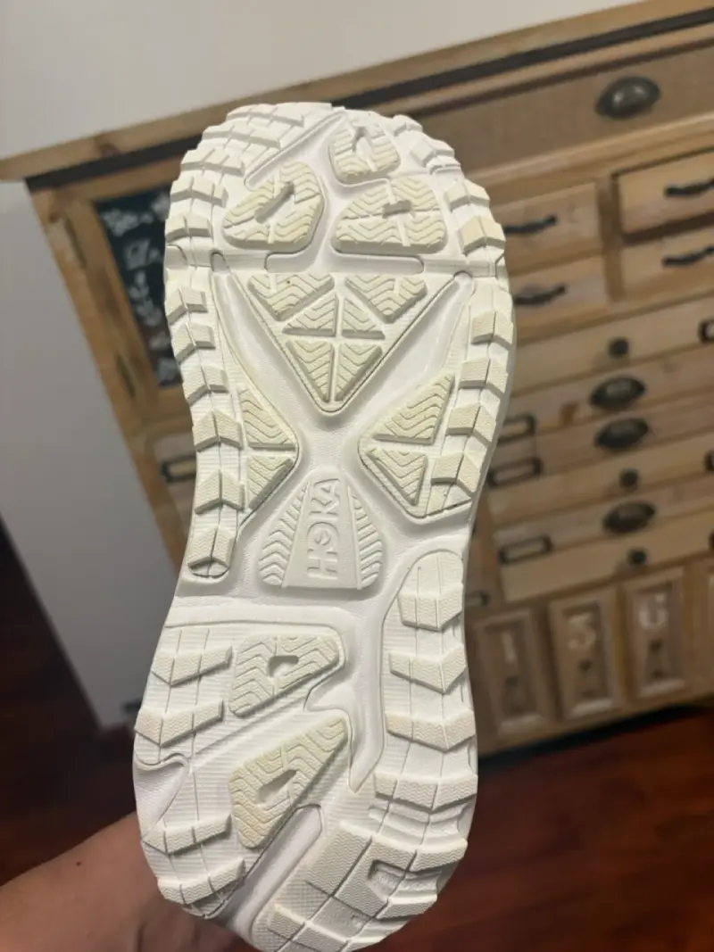 Zapatillas deportivas blancas Hoka con suela gruesa - 5