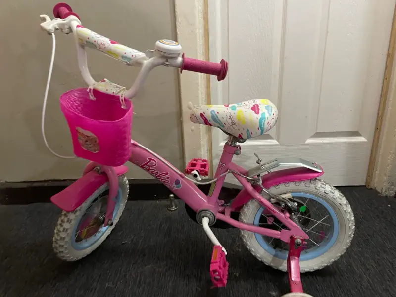 Bicicleta infantil Barbie rosa con rueditas - 2