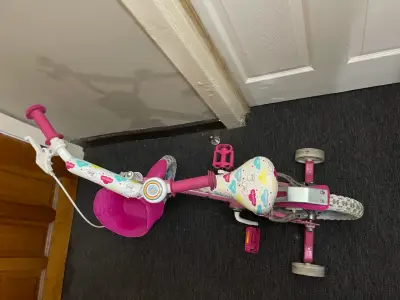 Bicicleta infantil Barbie rosa con rueditas - miniatura 3