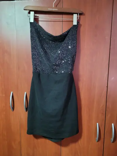 Vestido negro con lentejuelas - miniatura 1