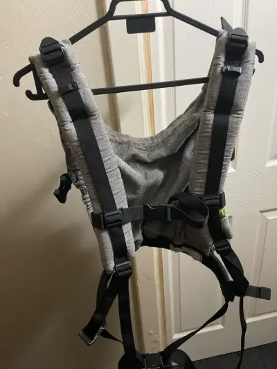 Mochila portabebés ergonómica gris con diseño estelar - miniatura 1