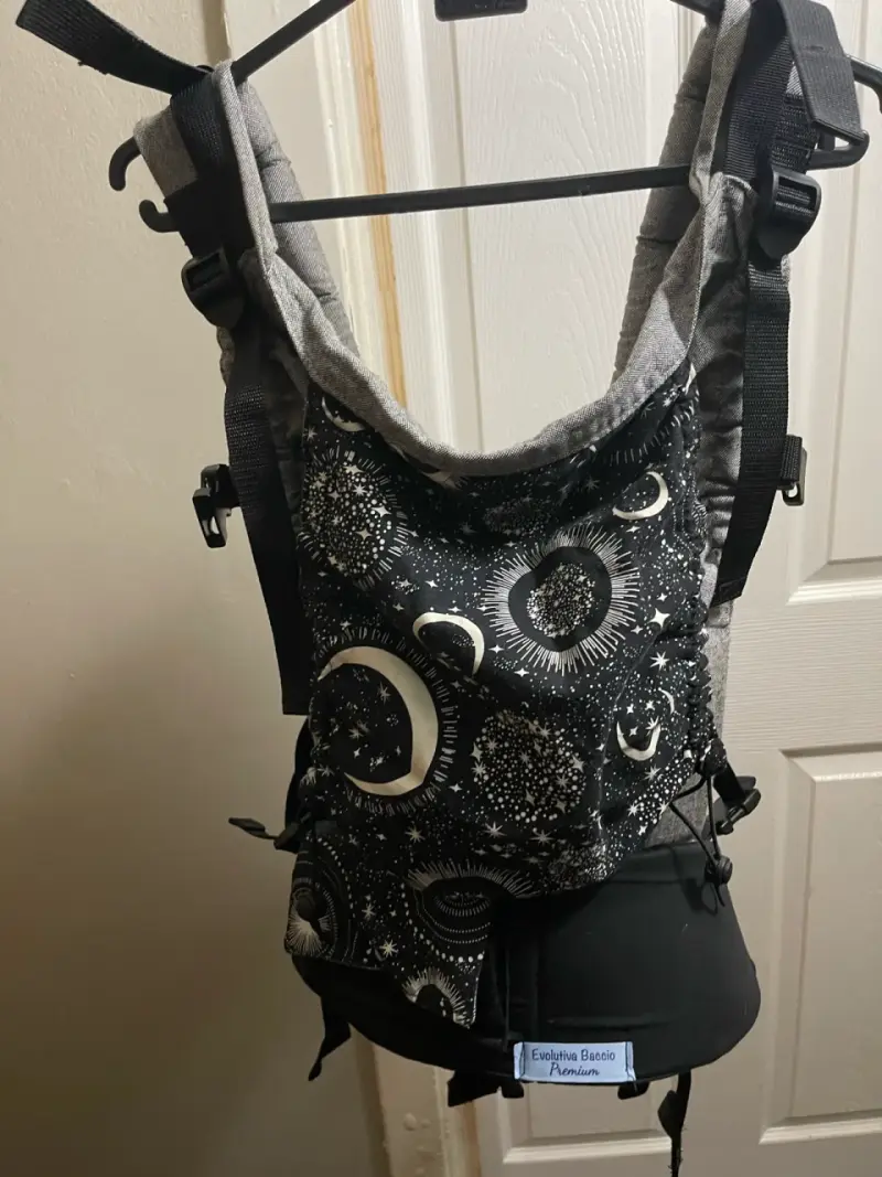 Mochila portabebés ergonómica gris con diseño estelar - 2