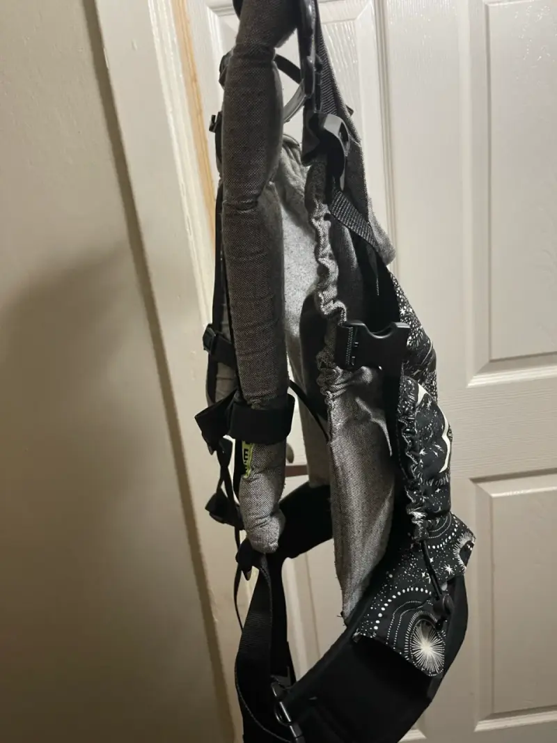 Mochila portabebés ergonómica gris con diseño estelar - 3