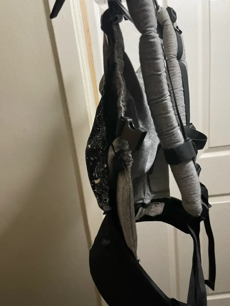 Mochila portabebés ergonómica gris con diseño estelar - 4