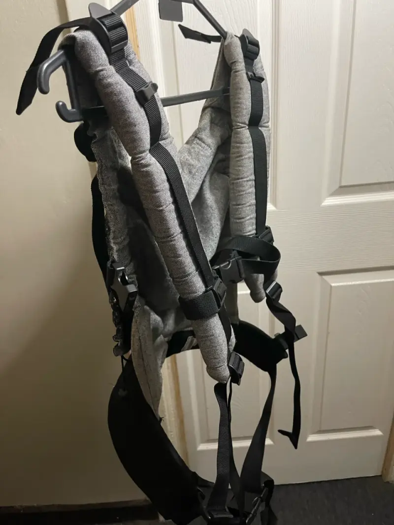Mochila portabebés ergonómica gris con diseño estelar - 5