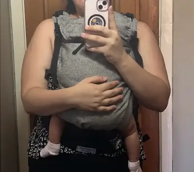 Mochila portabebés ergonómica gris con diseño estelar - miniatura 6
