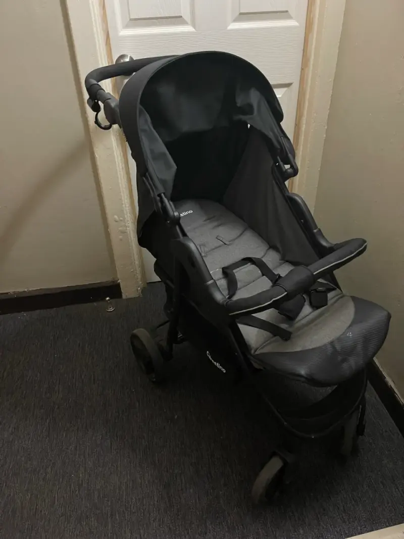 Coche de bebé negro marca Carestino - 2