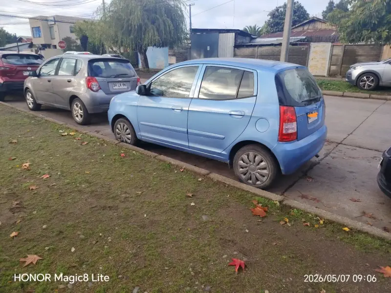 Auto compacto azul en buen estado