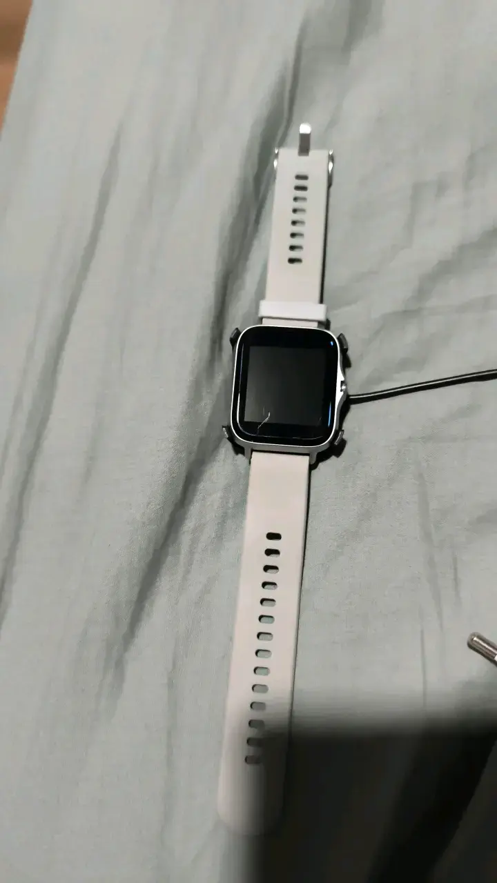 Reloj inteligente con correa blanca - 1