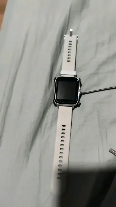 Reloj inteligente con correa blanca - miniatura 1