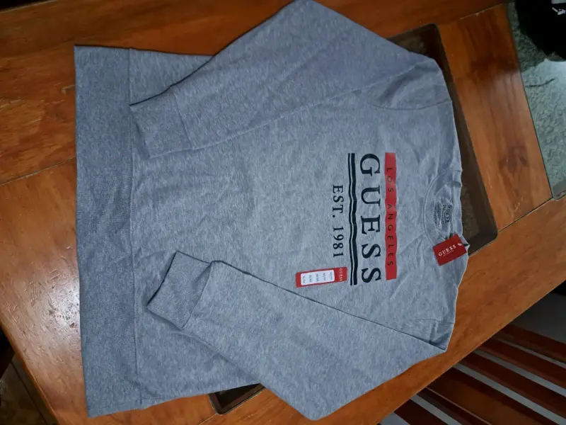 Polerón gris Guess Los Angeles para hombre