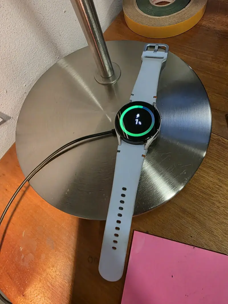Samsung Galaxy Watch FE con correa azul - 1