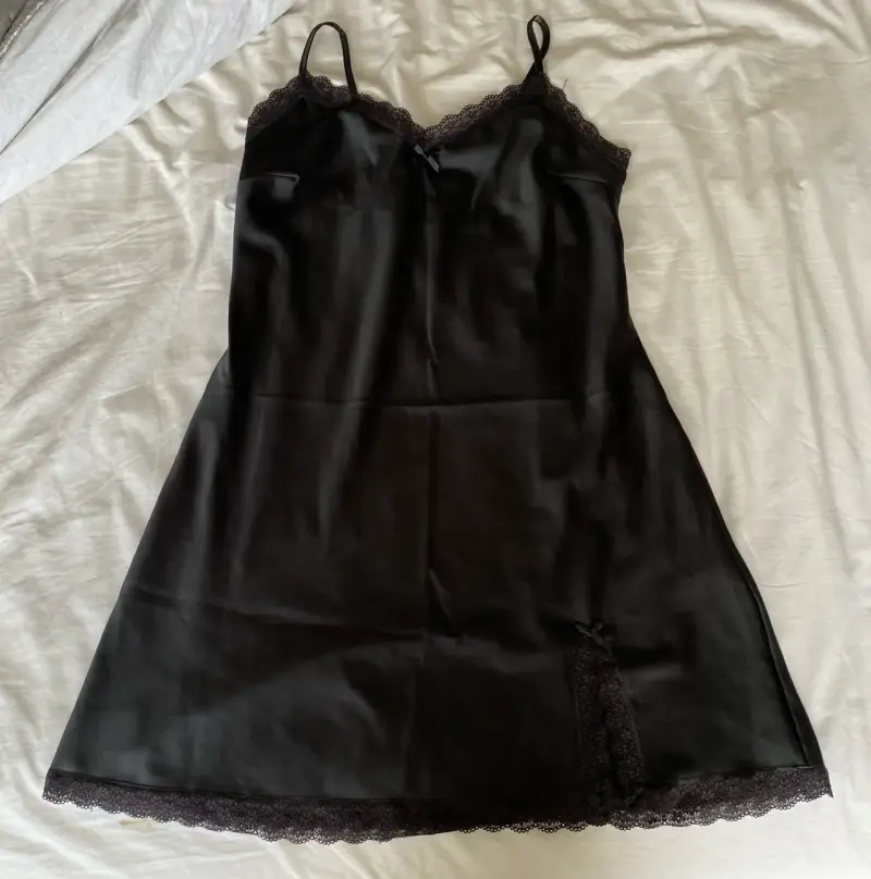 Camisón negro de satén con encaje - 1