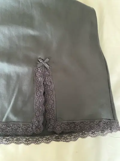 Camisón negro de satén con encaje - miniatura 2