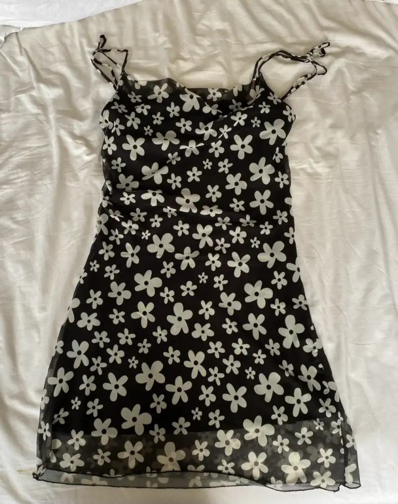Vestido corto floral negro y blanco