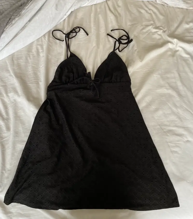 Vestido negro con tirantes ajustables - 1