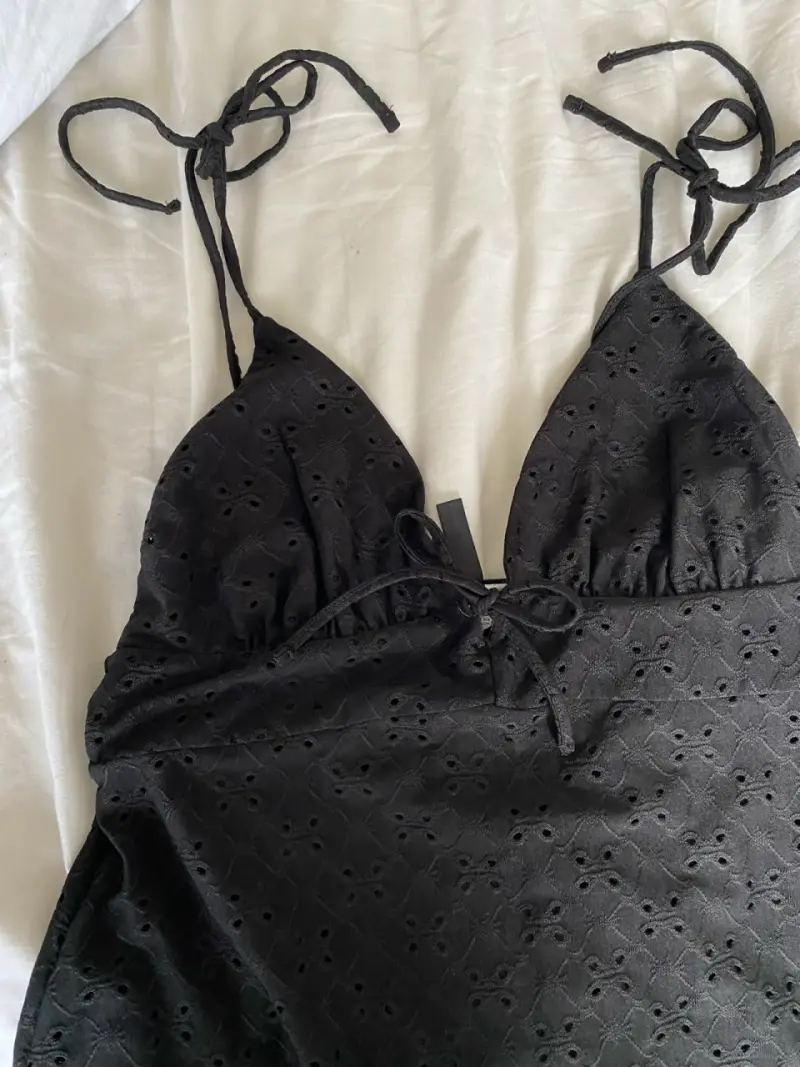 Vestido negro con tirantes ajustables - 2