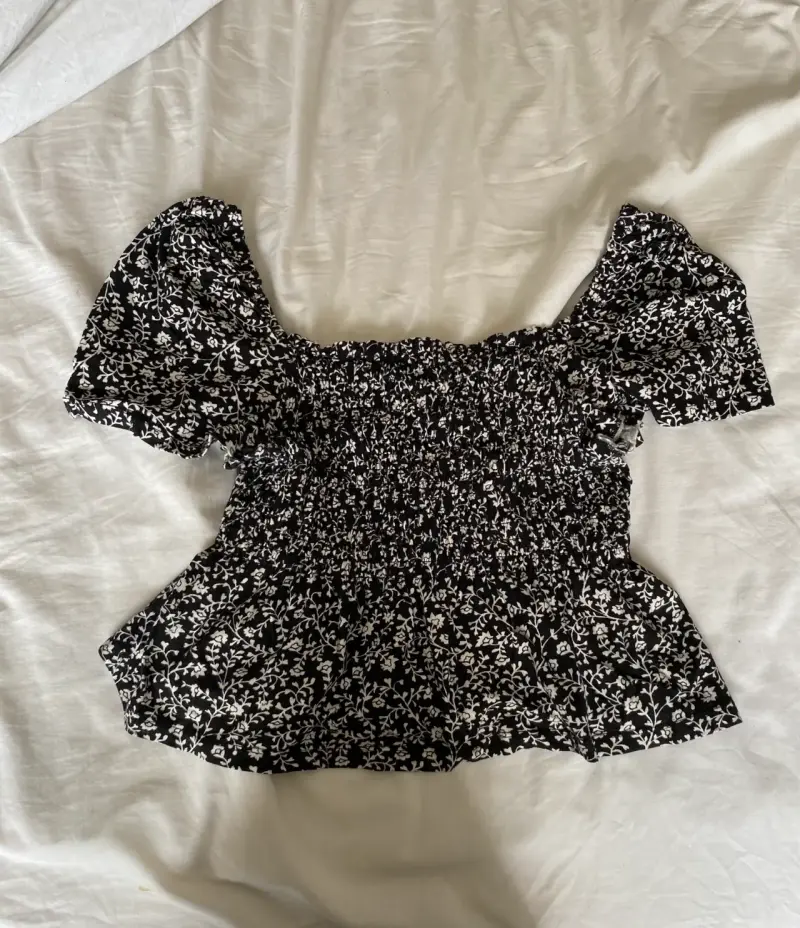 Blusa negra con estampado floral