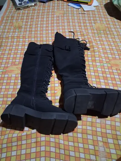 Botas negras de plataforma con cordones - miniatura 1