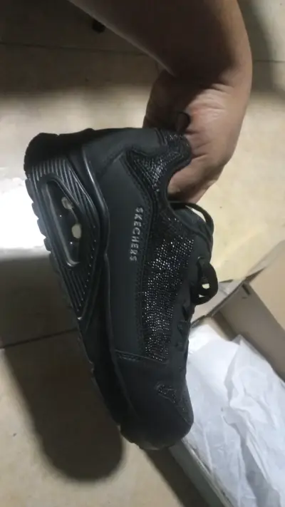 Zapatillas negras Skechers con diseño brillante - miniatura 1