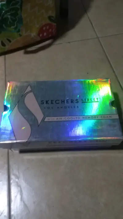 Zapatillas negras Skechers con diseño brillante - miniatura 2