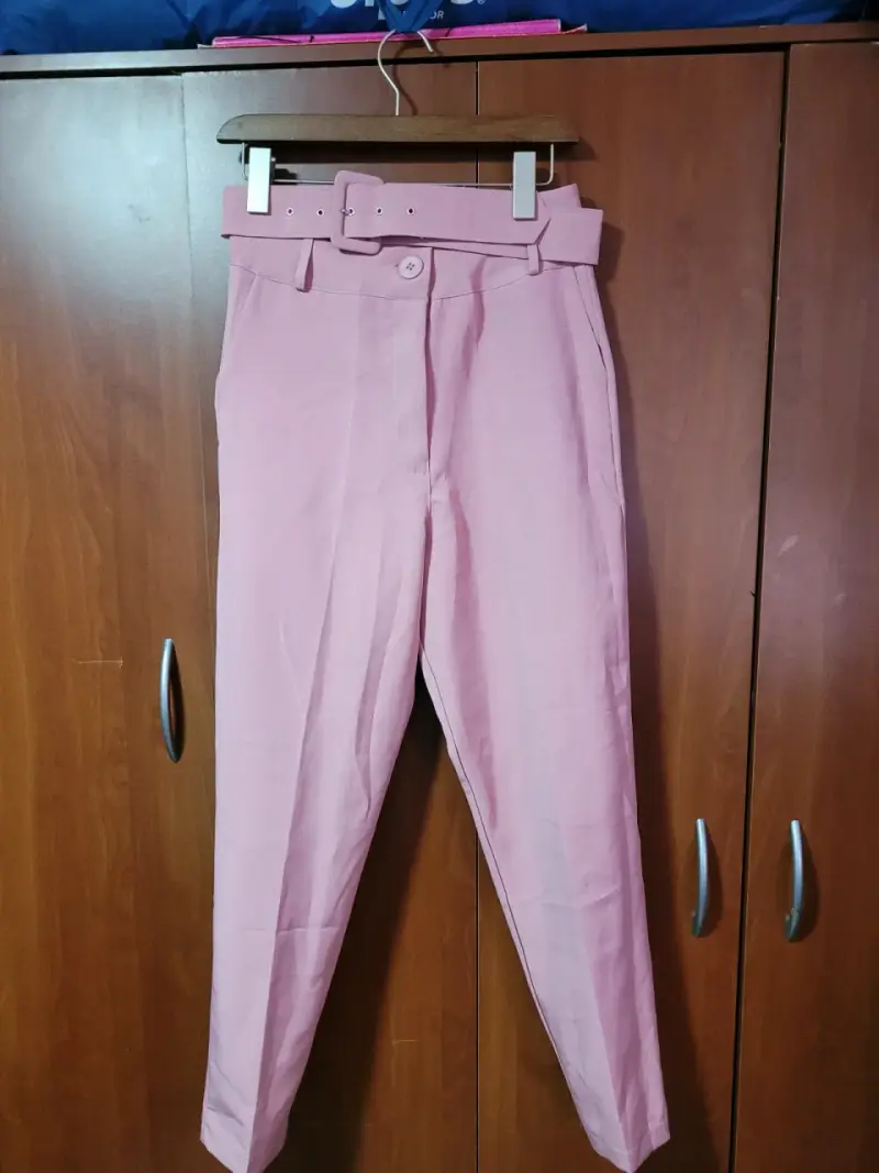 Pantalones rosados de mujer con cinturón