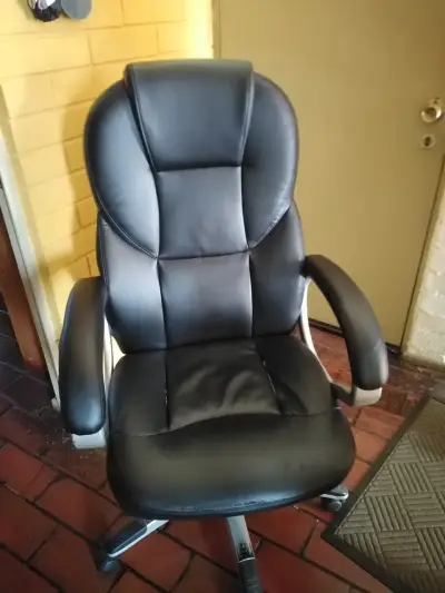 Sillón gerencial giratoria negra con ruedas - miniatura 1