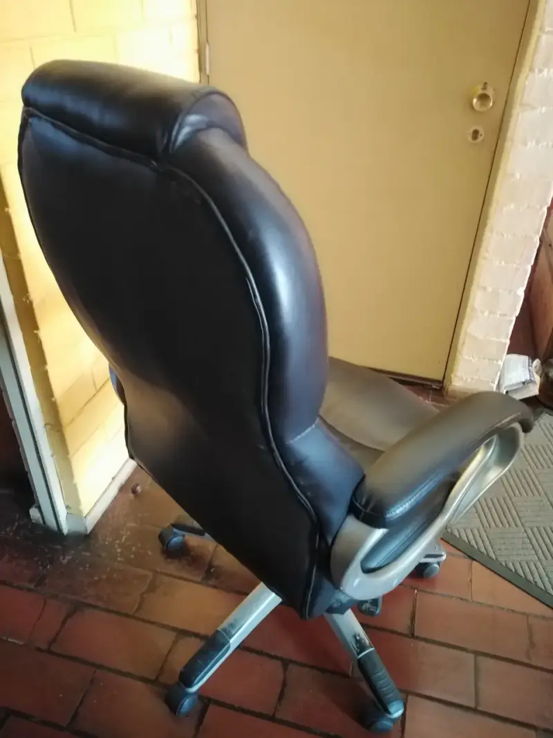 Sillón gerencial giratoria negra con ruedas - 2