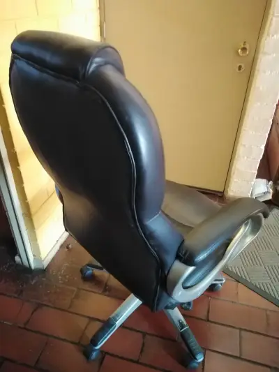 Sillón gerencial giratoria negra con ruedas - miniatura 2