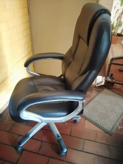Sillón gerencial giratoria negra con ruedas - miniatura 3