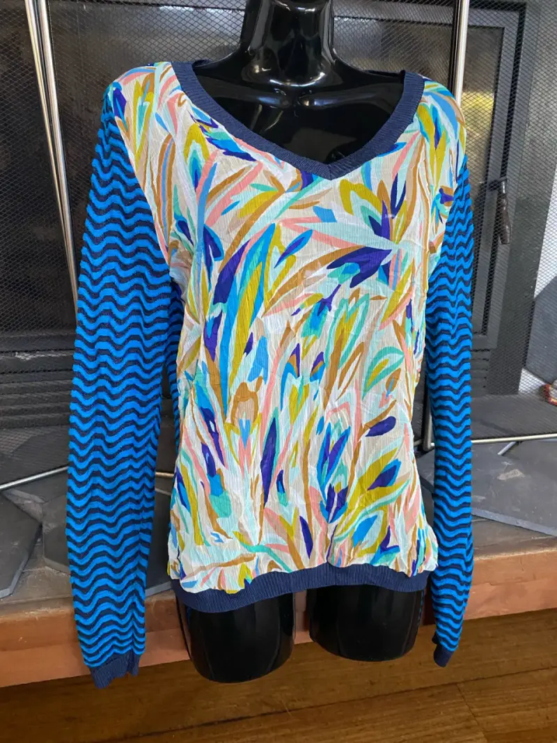 Suéter de mujer con diseño colorido y mangas azules