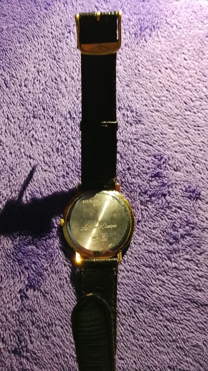 Reloj clásico de acero inoxidable con correa negra - 1