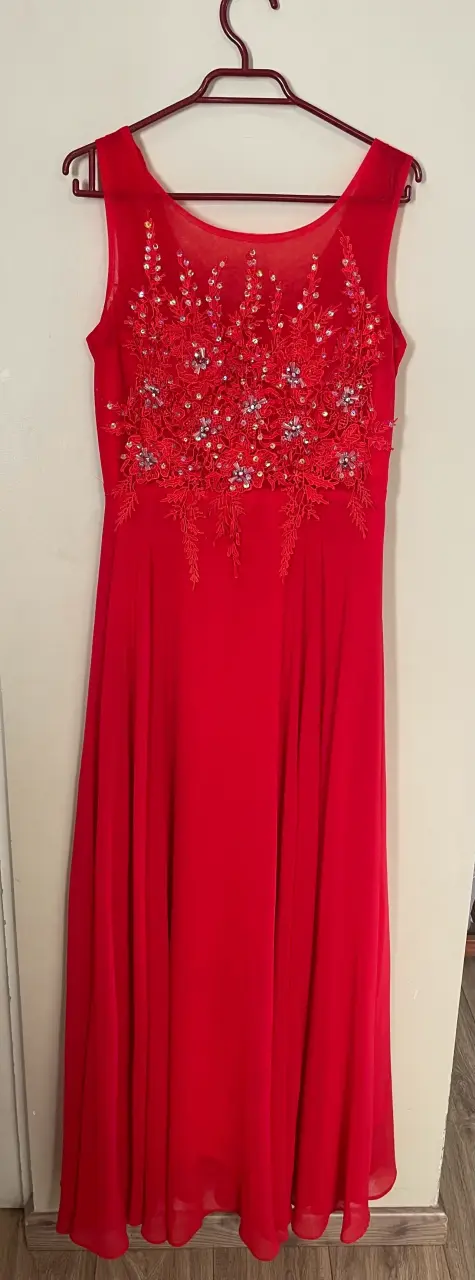 Vestido largo rojo gasa con aplicaciones floral