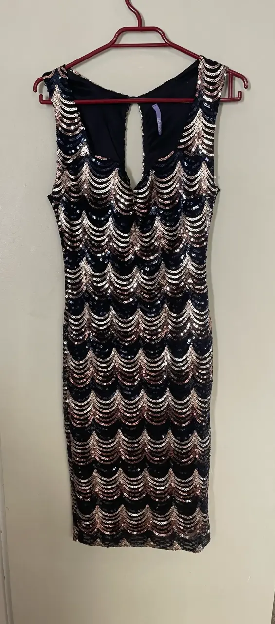 Vestido de lentejuelas negro y dorado elegante