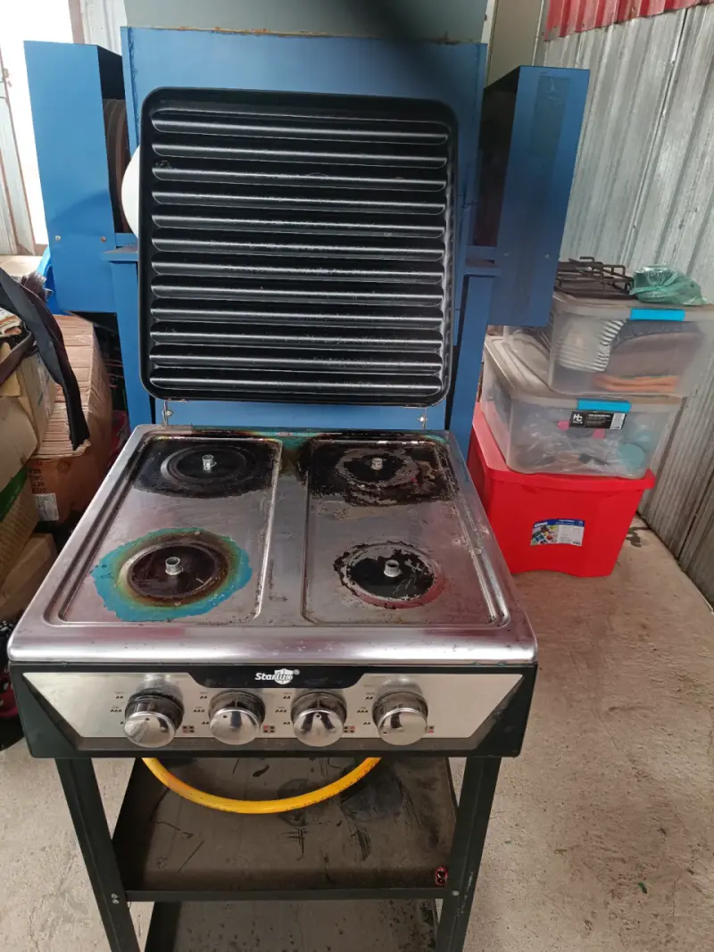 Cocina a gas de cuatro quemadores Starlux - 1