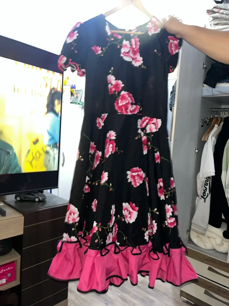 Vestido floral negro con detalles rosados CUECA - 1