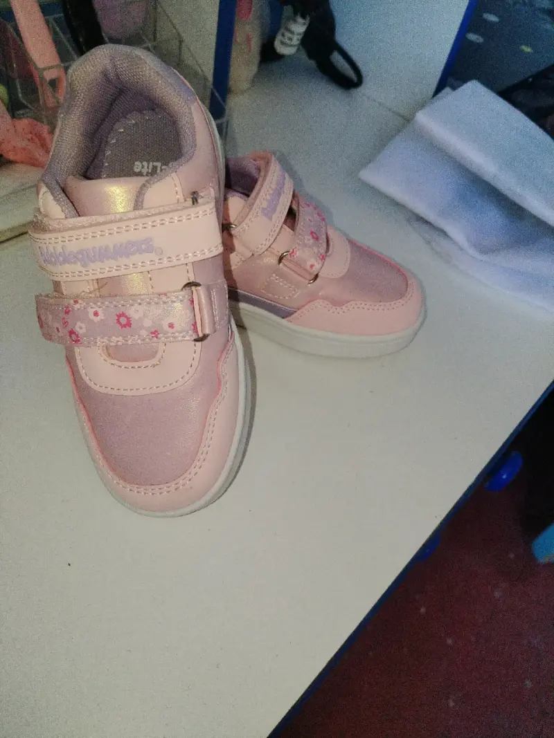 Zapatillas rosadas para niñas con velcro - 1