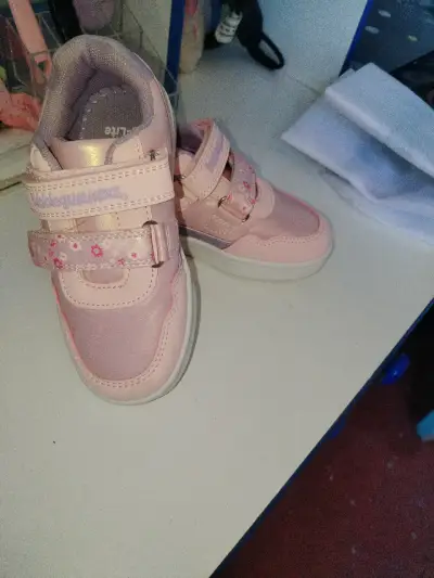 Zapatillas rosadas para niñas con velcro - miniatura 1