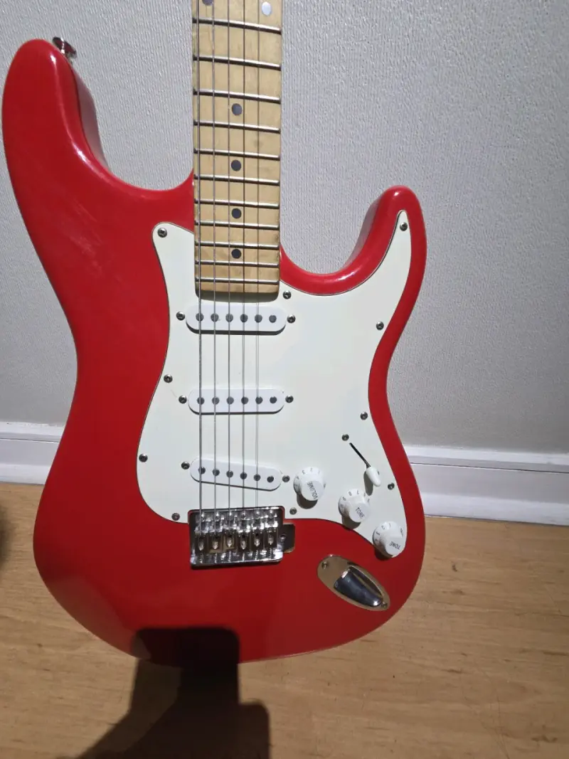 Guitarra eléctrica roja Freeman esilo Stratocaster - 1