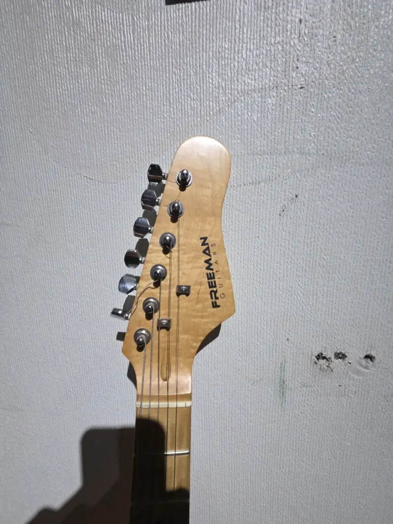 Guitarra eléctrica roja Freeman esilo Stratocaster - 2