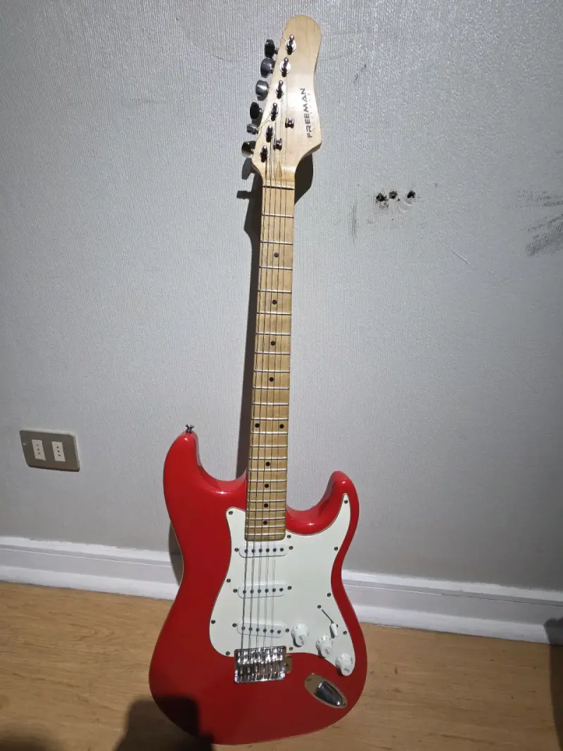 Guitarra eléctrica roja Freeman esilo Stratocaster - 3
