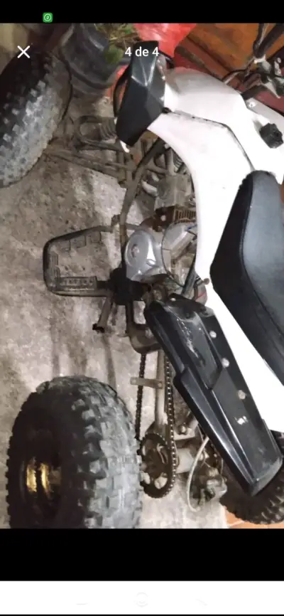Cuatrimoto ATV blanca en buen estado - miniatura 1