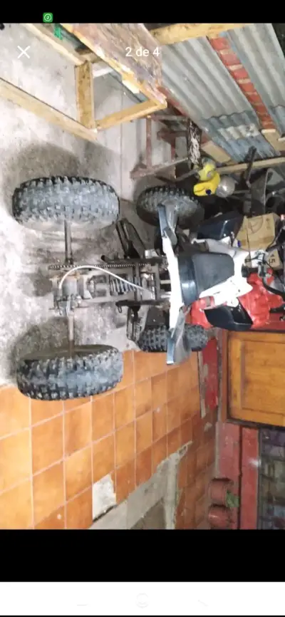 Cuatrimoto ATV blanca en buen estado - miniatura 3