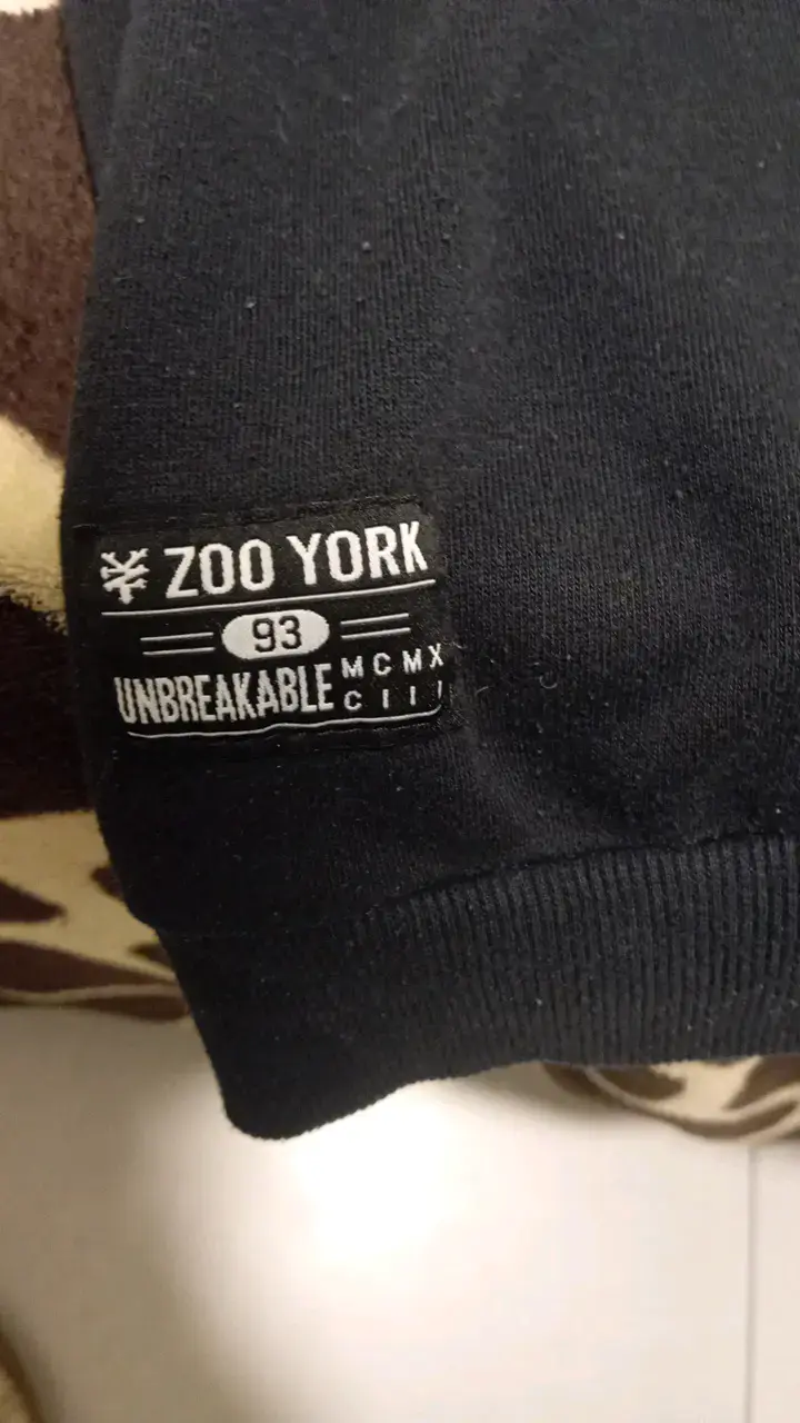 Polerón negro Zoo York con diseño de letras - 2