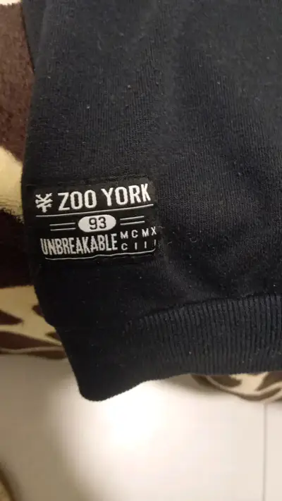 Polerón negro Zoo York con diseño de letras - miniatura 2