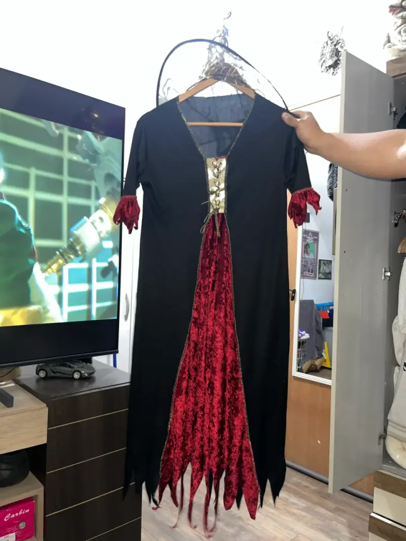 Disfraz de bruja con detalles rojos