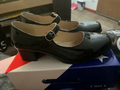 Zapatos de charol negro con hebilla cueca - miniatura 1