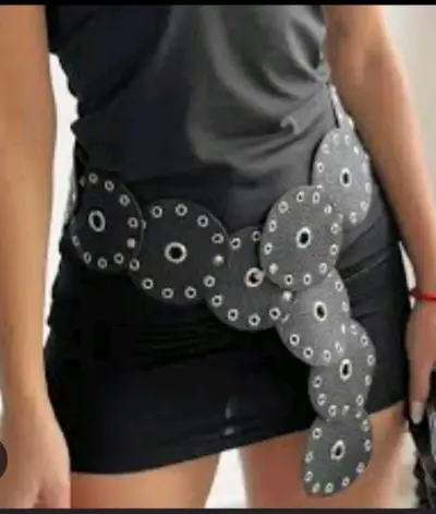 Cinturón de diseño circular negro con ojales - miniatura 1